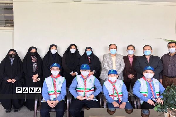 اهدای یادبود به مناسبت  سالروز تاسیس سازمان دانش آموزی به همکاران