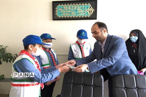 اهدای یادبود به مناسبت  سالروز تاسیس سازمان دانش آموزی به همکاران