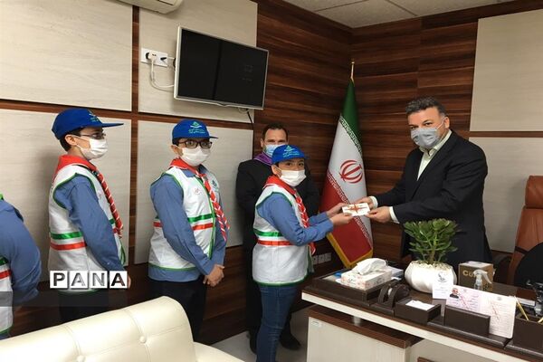 اهدای یادبود به مناسبت  سالروز تاسیس سازمان دانش آموزی به همکاران