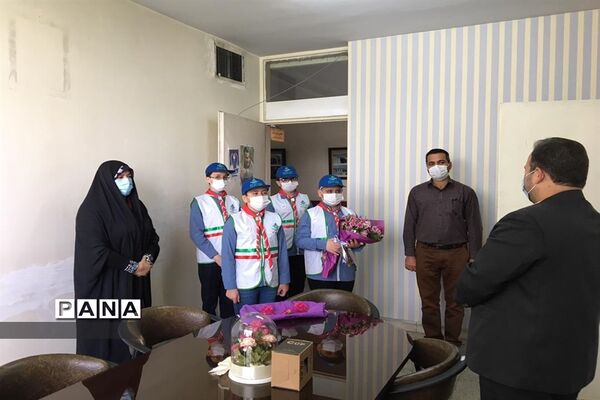 اهدای یادبود به مناسبت  سالروز تاسیس سازمان دانش آموزی به همکاران