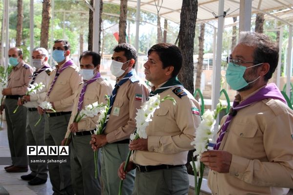 غبارروبی مزارشهدا همزمان بابیست و دومین سالروز تاسیس سازمان دانش‌آموزی