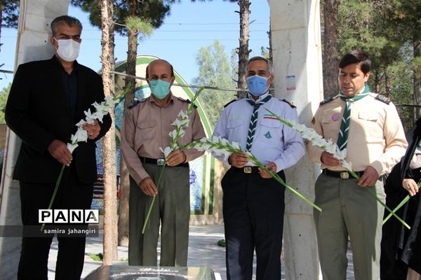 غبارروبی مزارشهدا همزمان بابیست و دومین سالروز تاسیس سازمان دانش‌آموزی