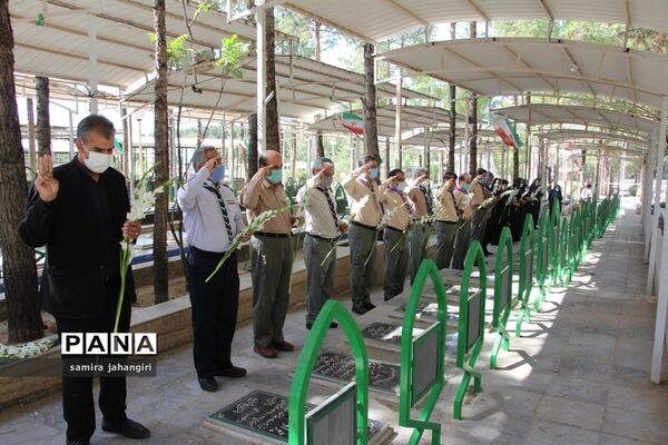 غبارروبی مزارشهدا همزمان بابیست و دومین سالروز تاسیس سازمان دانش‌آموزی