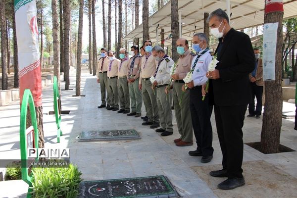 غبارروبی مزارشهدا همزمان بابیست و دومین سالروز تاسیس سازمان دانش‌آموزی