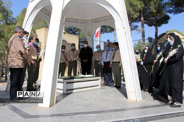 غبارروبی مزارشهدا همزمان بابیست و دومین سالروز تاسیس سازمان دانش‌آموزی