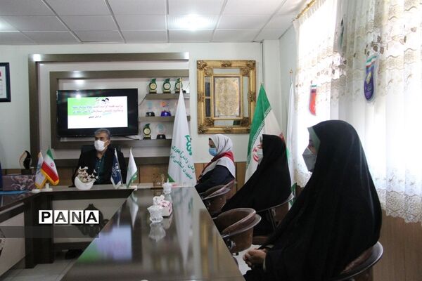 دیدار مربیان پیشتاز با مدیرسازمان دانش آموزی استان