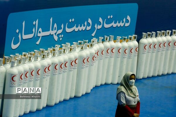 آیین توزیع بسته‌های معیشتی هلال احمر