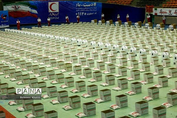 آیین توزیع بسته‌های معیشتی هلال احمر