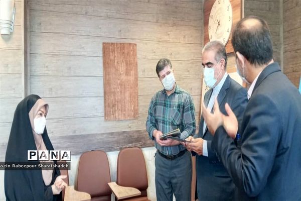 تقدیر از مربیان و دانش آموز پیشتاز منطقه 16