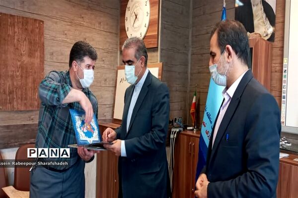 تقدیر از مربیان و دانش آموز پیشتاز منطقه 16