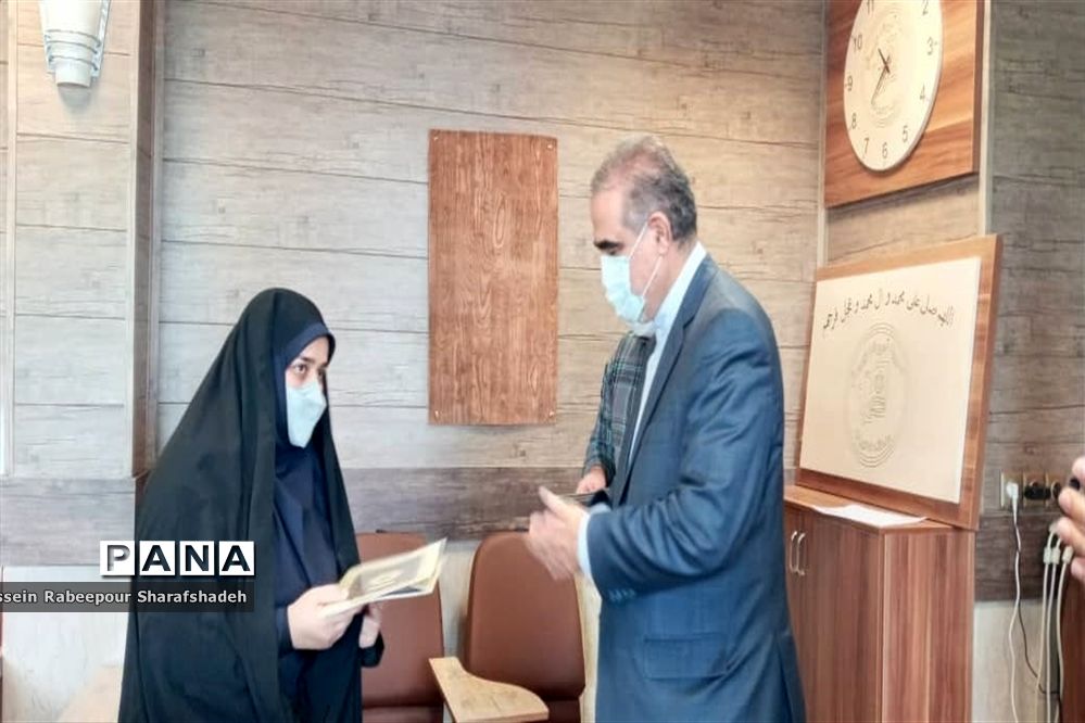 تقدیر از مربیان و دانش آموز پیشتاز منطقه 16