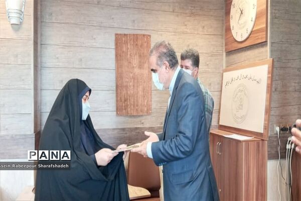 تقدیر از مربیان و دانش آموز پیشتاز منطقه 16
