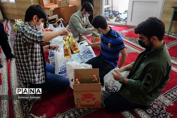 آماده‌سازی بسته‌های کمک مومنانه به دانش آموزان کم برخوردار