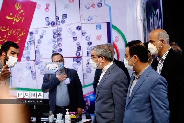 بازدید عباسعلی کدخدایی  از روند ثبت نام سیزدهمین دوره انتخابات ریاست جمهوری