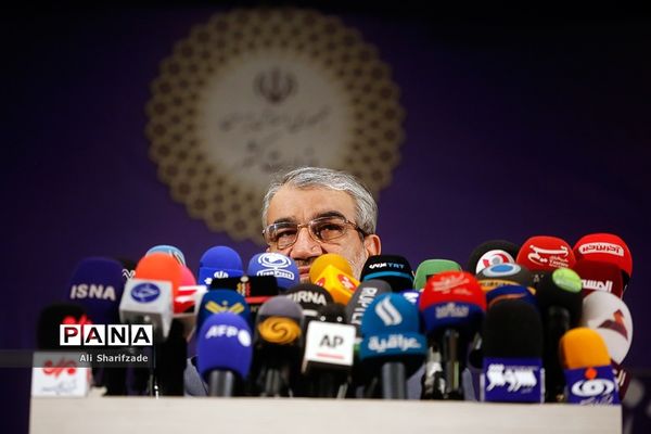 بازدید عباسعلی کدخدایی  از روند ثبت نام سیزدهمین دوره انتخابات ریاست جمهوری