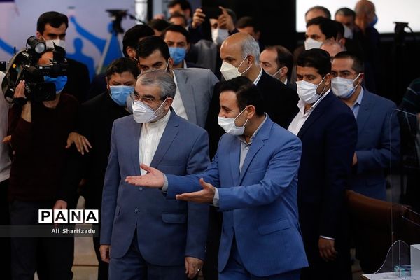 بازدید عباسعلی کدخدایی  از روند ثبت نام سیزدهمین دوره انتخابات ریاست جمهوری