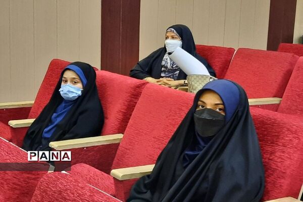 تجلیل از دانش‌آموزان برتر جشنواره نوجوان خوارزمی منطقه ۱۳