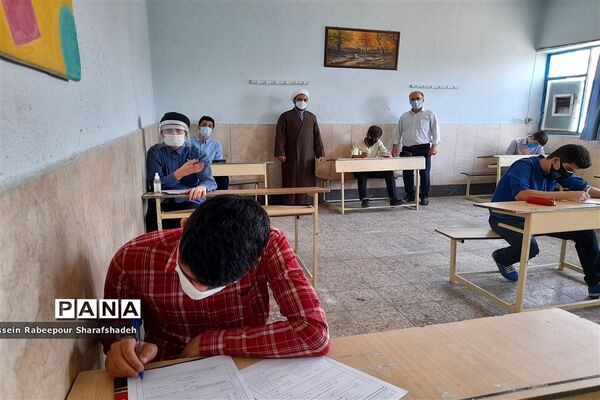 برگزاری امتحانات نهایی سال  1400 دانش آموزان پایه نهم در مدرسه نور منطقه 16