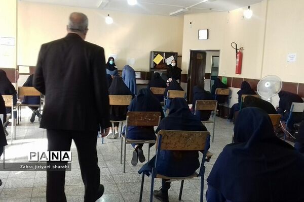 بازدید مدیرآموزش ‌و پرورش ناحیه یک ری از امتحانات حضوری پایه دوازدهم مدرسه حدیث‌کساءخاورشهر