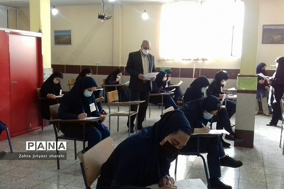 بازدید مدیرآموزش ‌و پرورش ناحیه یک ری از امتحانات حضوری پایه دوازدهم مدرسه حدیث‌کساءخاورشهر