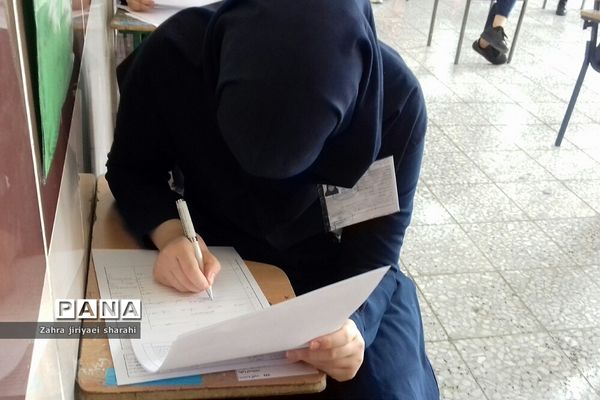 بازدید مدیرآموزش ‌و پرورش ناحیه یک ری از امتحانات حضوری پایه دوازدهم مدرسه حدیث‌کساءخاورشهر