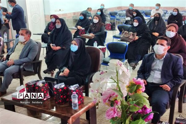 مراسم تجلیل از مدیران تلاش گر حوزه ابتدایی شهرستان امیدیه