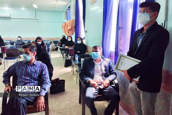 مراسم تجلیل از مدیران تلاش گر حوزه ابتدایی شهرستان امیدیه
