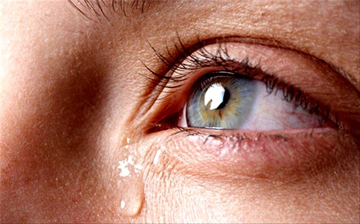 دلیل اشک ریختن موقع گریه کردن چیست؟