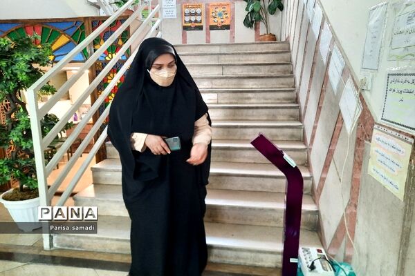 بازدید کارشناس بهداشت منطقه ۱۳ از حوزه‌های امتحانات نهایی