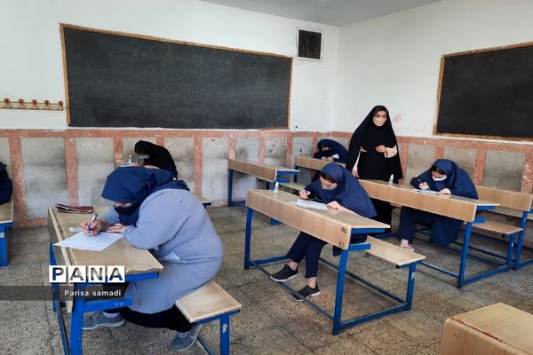 بازدید کارشناس بهداشت منطقه ۱۳ از حوزه‌های امتحانات نهایی