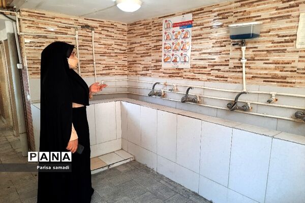 بازدید کارشناس بهداشت منطقه ۱۳ از حوزه‌های امتحانات نهایی