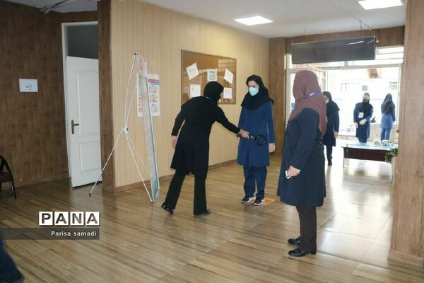 بازدید کارشناس بهداشت منطقه ۱۳ از حوزه‌های امتحانات نهایی
