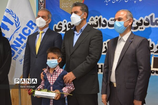 مراسم توزیع نمادین تبلت به دانش‌آموزان اتباع خارجی شهرستان‌های استان تهران