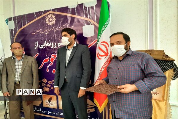 رونمایی از کتاب جوهر سرخ و تقدیر از برگزیدگان مسابقه کتابخوانی دفاع مقدس