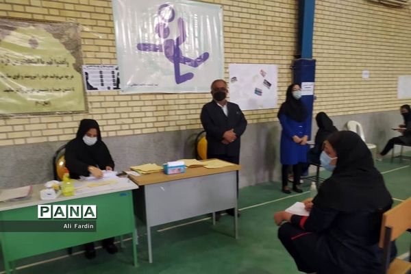 بازدید مدیر آموزش و پرورش شهرستان بوشهر از حوزه امتحانات نهایی