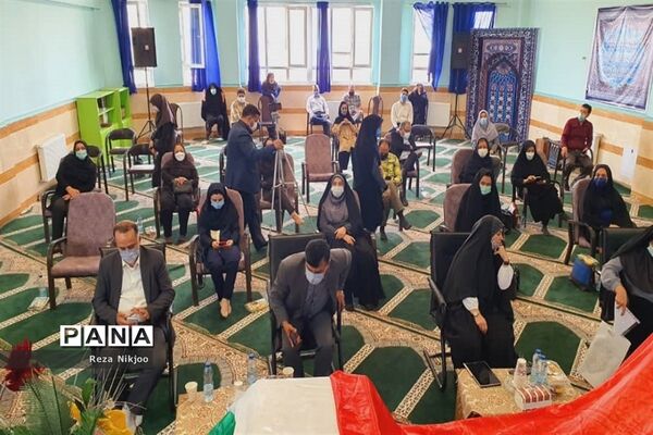 تقدیر از برگزیدگان کشوری آموزش متوسطه در ناحیه یک بهارستان