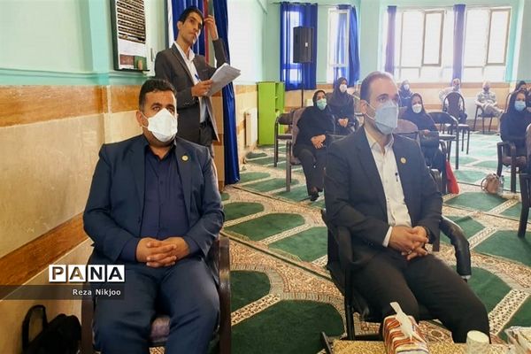 تقدیر از برگزیدگان کشوری آموزش متوسطه در ناحیه یک بهارستان