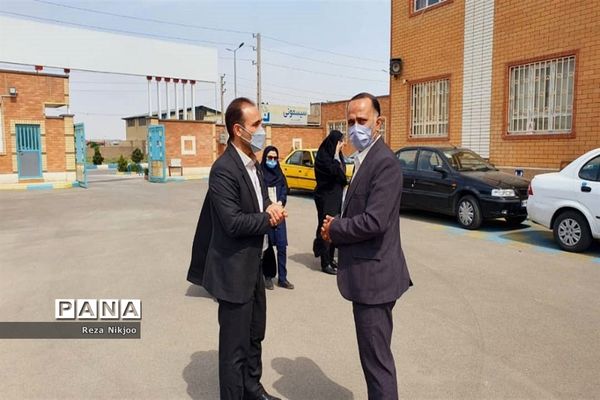 تقدیر از برگزیدگان کشوری آموزش متوسطه در ناحیه یک بهارستان