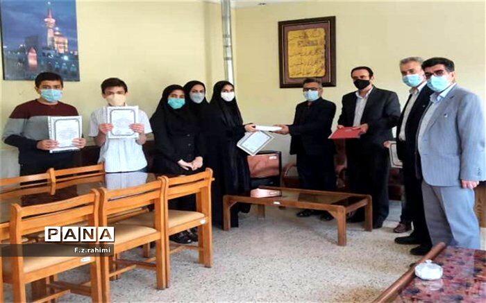 اهدای اعتبار نامه اعضای مجلس دانش آموزی فارسان