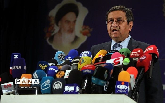 همتی: بیش از 50درصد مشکلات کشور از تحریم است