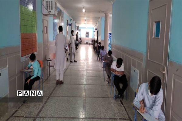 بازدید رئیس مجلس دانش‌آموزی پسران سیستان و بلوچستان از حوزه‌های امتحانی