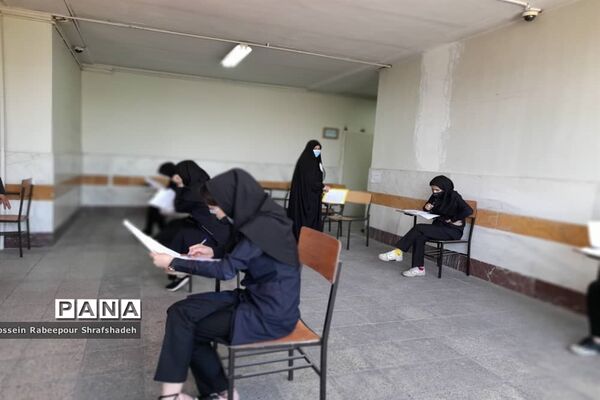 بازدید مدیرکل امور شاهد و ایثارگران وزارت آموزش و پرورش از حوزه امتحانات نهایی منطقه 16 تهران