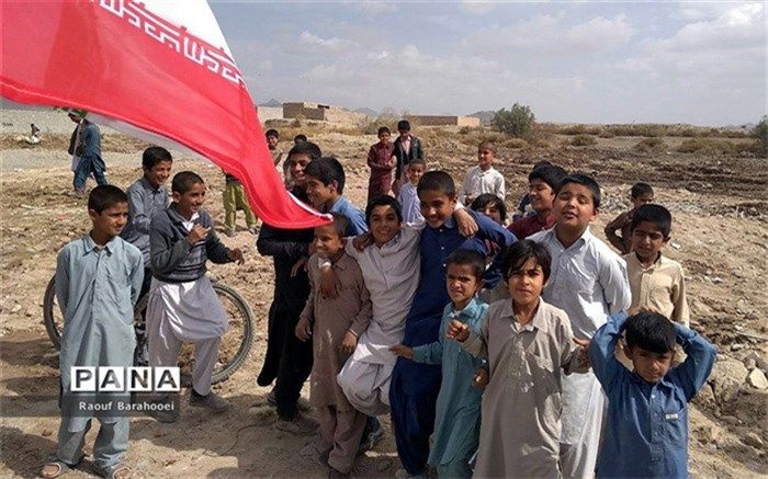 توزیع هزار تبلت برای دانش‌آموزان مناطق محروم توسط «علی کریمی»/ فیلم