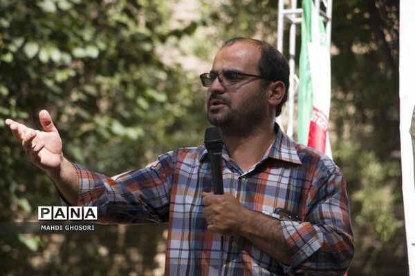 تریبون آزاد رای اولی ها با موضوع انتخابات ریاست جمهوری در قم