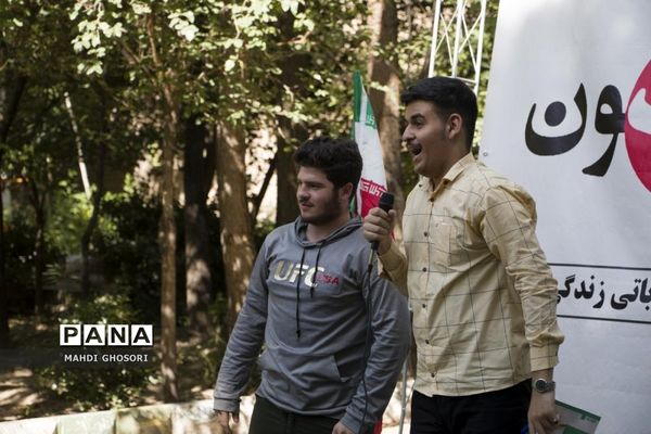 تریبون آزاد رای اولی ها با موضوع انتخابات ریاست جمهوری در قم