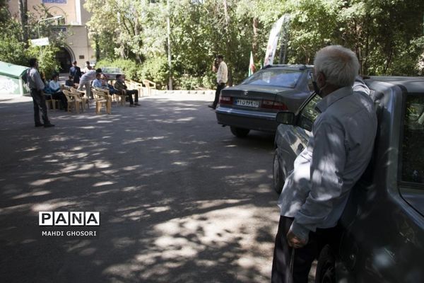 تریبون آزاد رای اولی ها با موضوع انتخابات ریاست جمهوری در قم