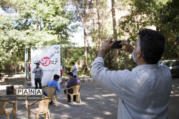 تریبون آزاد رای اولی ها با موضوع انتخابات ریاست جمهوری در قم