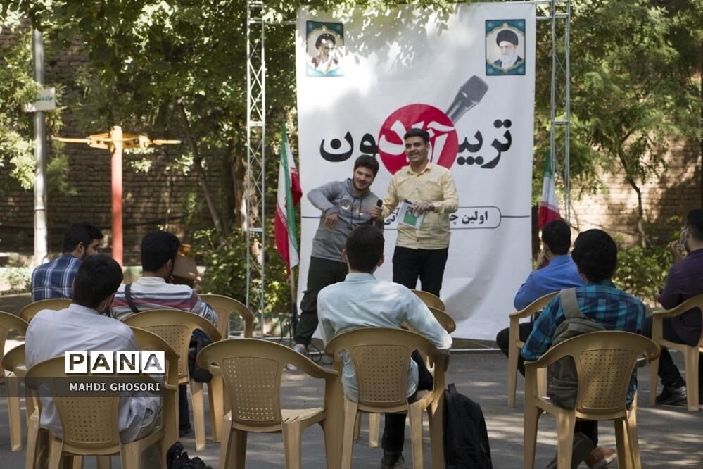 تریبون آزاد رای اولی ها با موضوع انتخابات ریاست جمهوری در قم