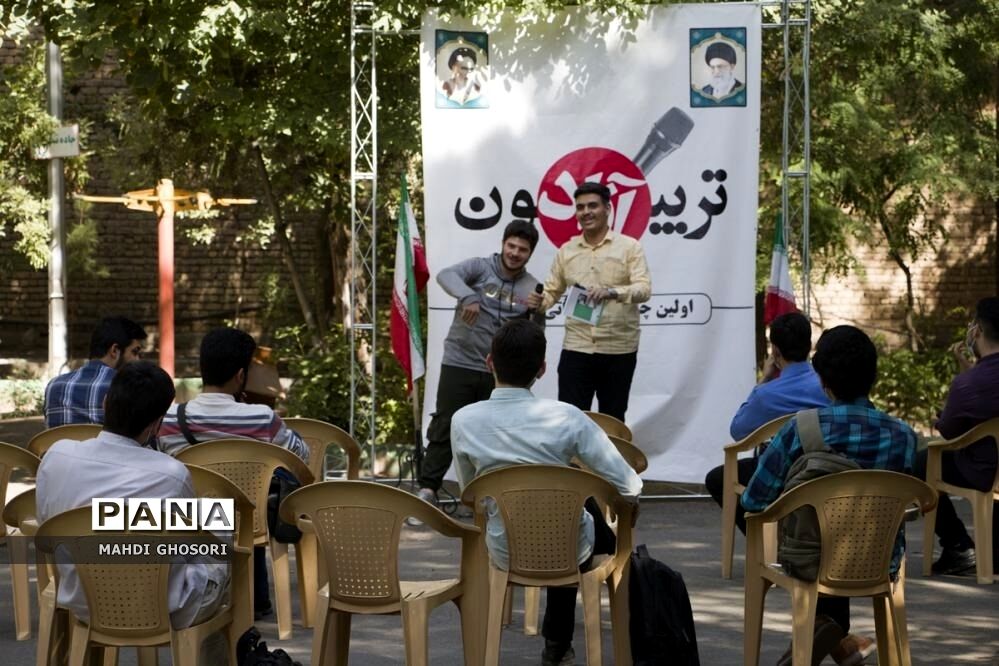 تریبون آزاد رای اولی ها با موضوع انتخابات ریاست جمهوری در قم