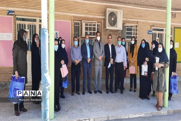 آیین تجلیل از برگزیدگان و عوامل اجرایی جشنواره علمی پژوهشی دبیرستان پاینده اهواز